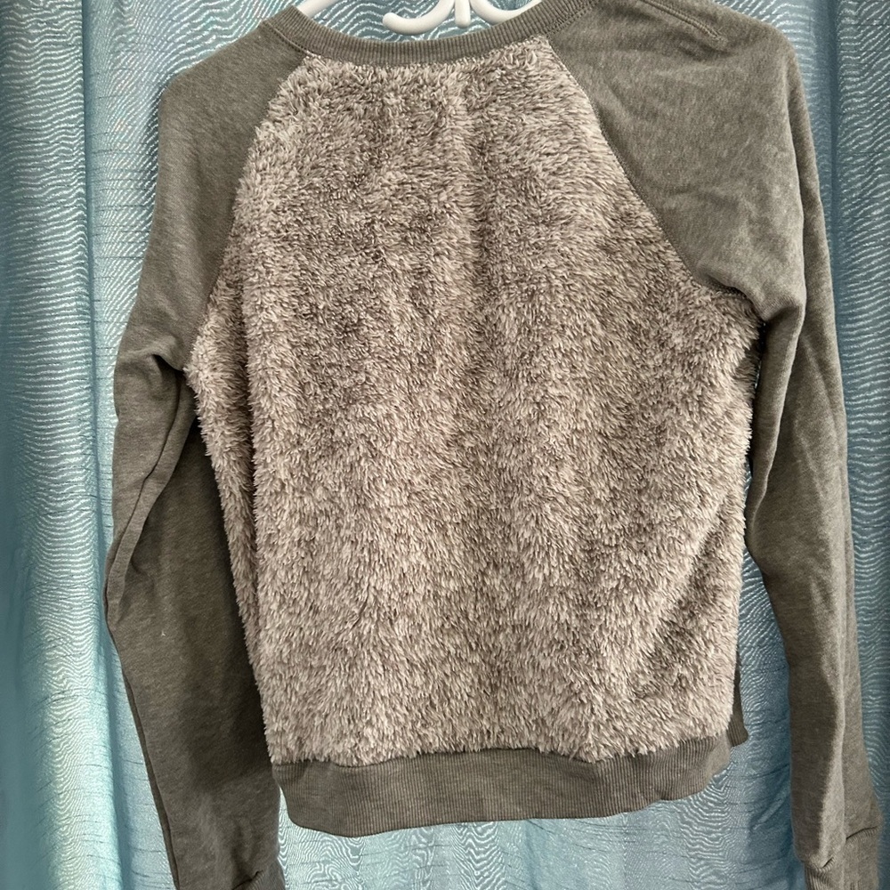 Hollister Soft Gray Fleece Sweater - size M- warm and comfortable- preloved